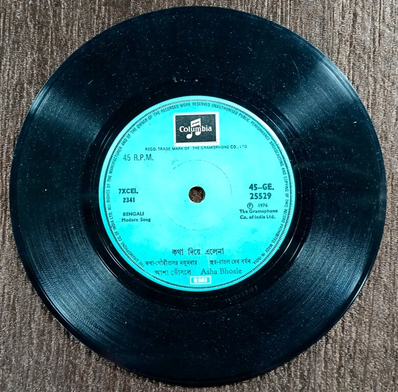 Asha Bhosle – Katha Diye Ele Na (1976) Pre-Owned Vinyl, 7" Columbia SP Record